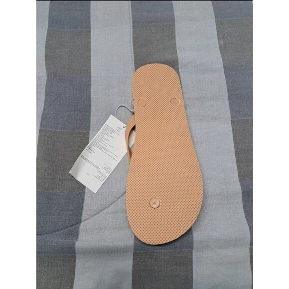 Amazon Essentials Men's Flip Flops Sandals Beige Sz 12 Lightweight Comfort Beach - Picture 3 of 4